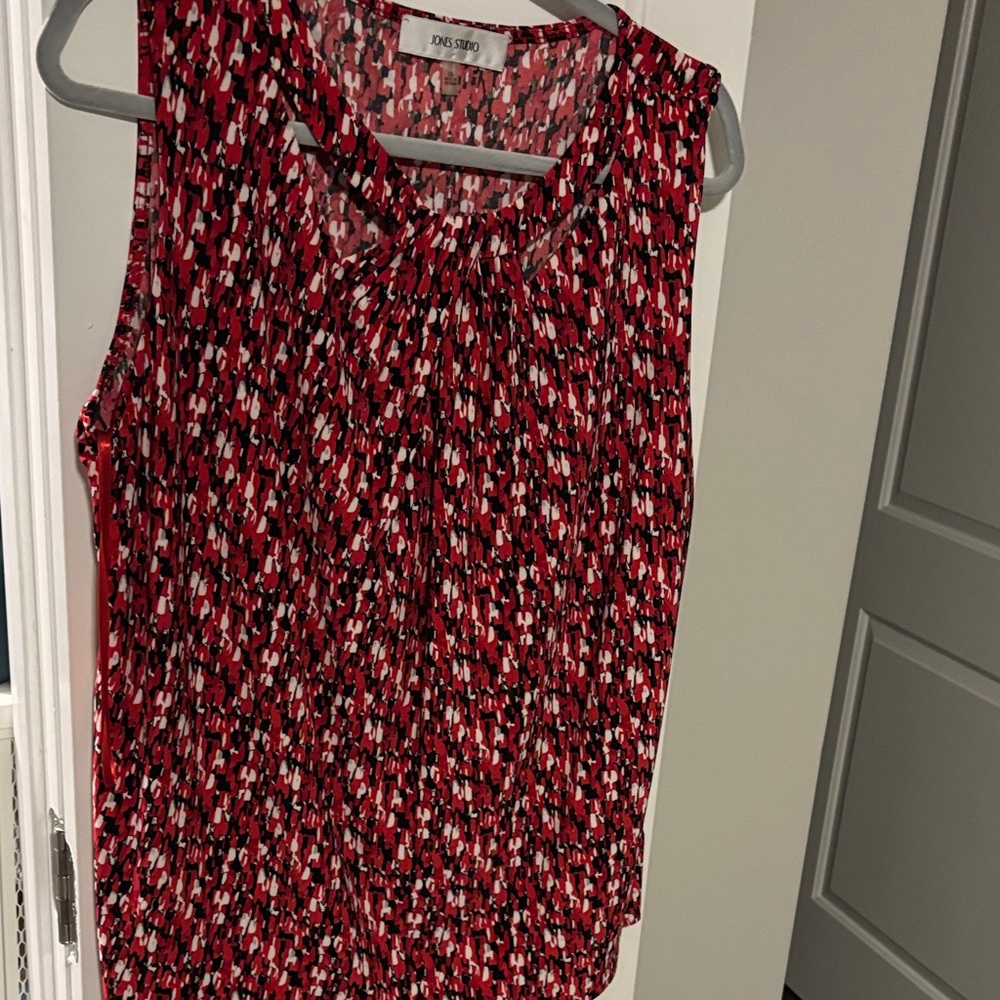 Jones Studio Women's Red and Black Sleeveless Blouse